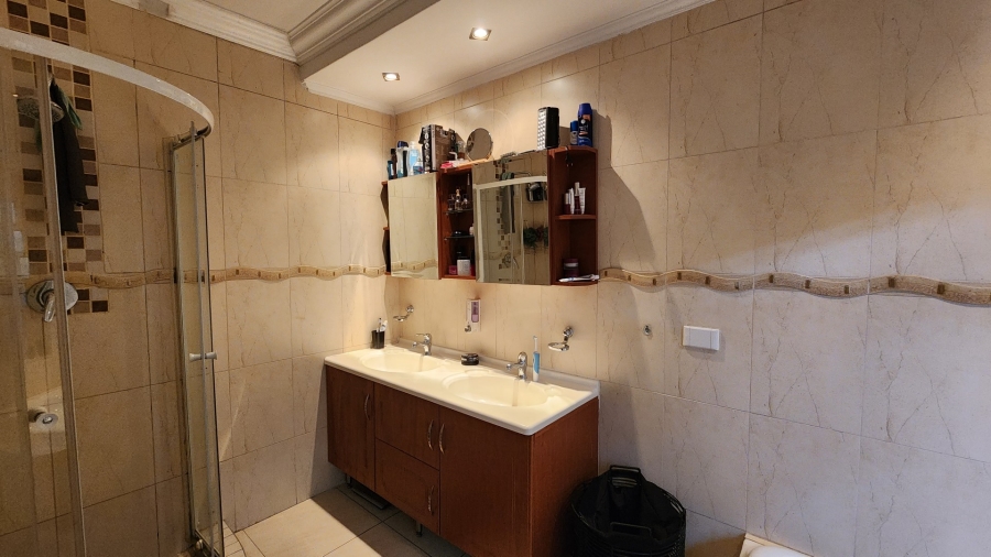 To Let 5 Bedroom Property for Rent in Greenstone Hill Gauteng