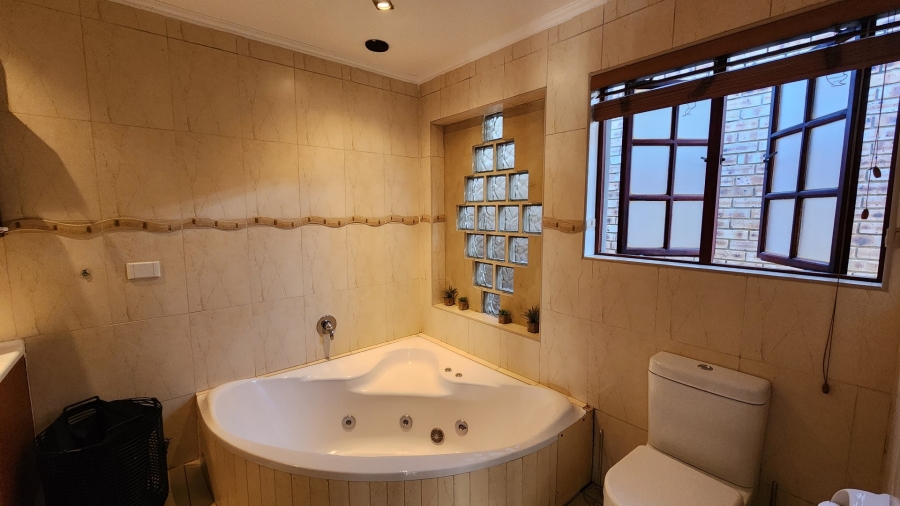 To Let 5 Bedroom Property for Rent in Greenstone Hill Gauteng