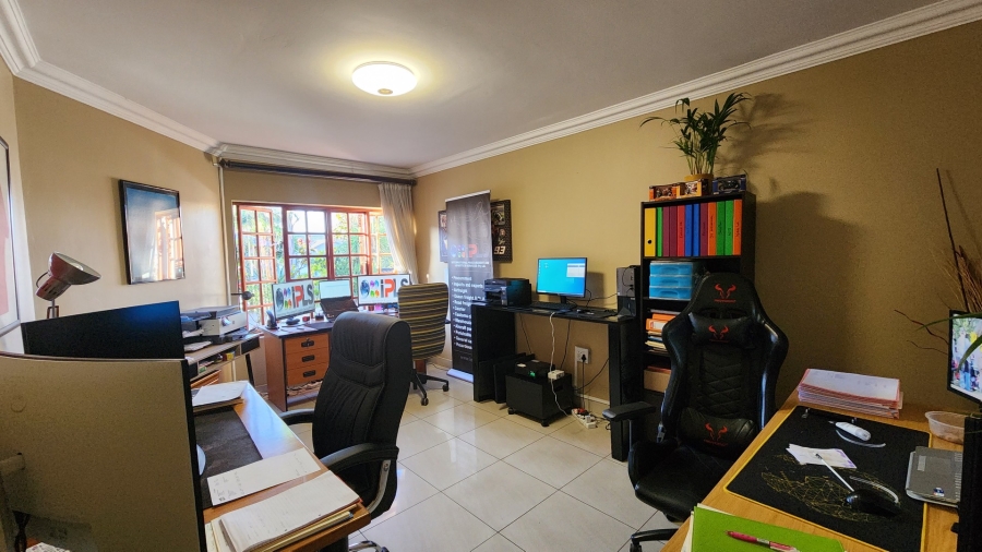 To Let 5 Bedroom Property for Rent in Greenstone Hill Gauteng