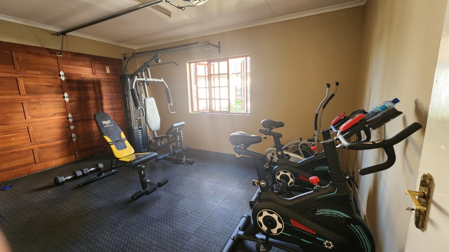 To Let 5 Bedroom Property for Rent in Greenstone Hill Gauteng