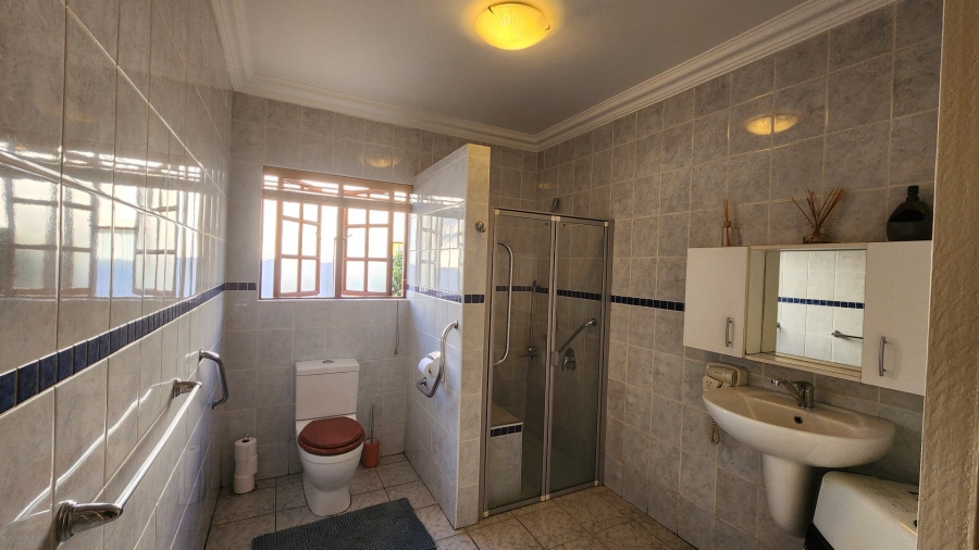 To Let 5 Bedroom Property for Rent in Greenstone Hill Gauteng