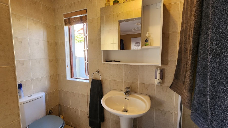 To Let 5 Bedroom Property for Rent in Greenstone Hill Gauteng