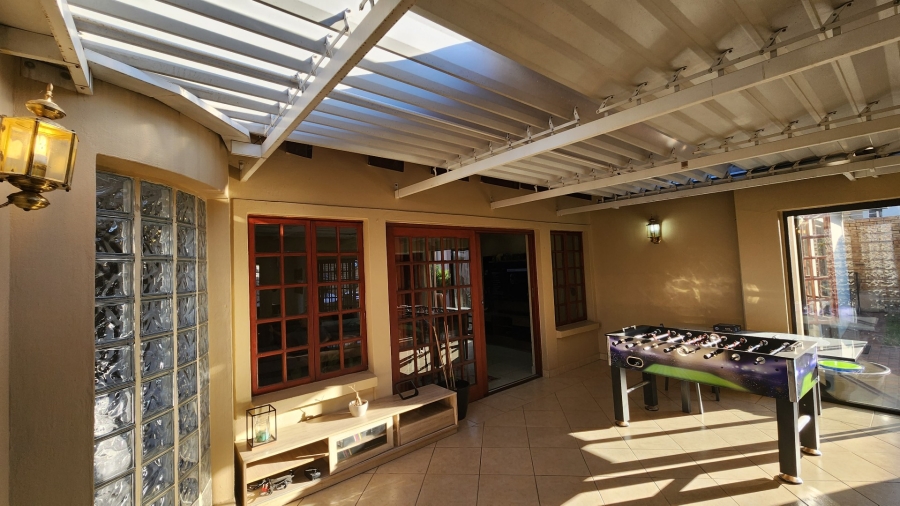 To Let 5 Bedroom Property for Rent in Greenstone Hill Gauteng