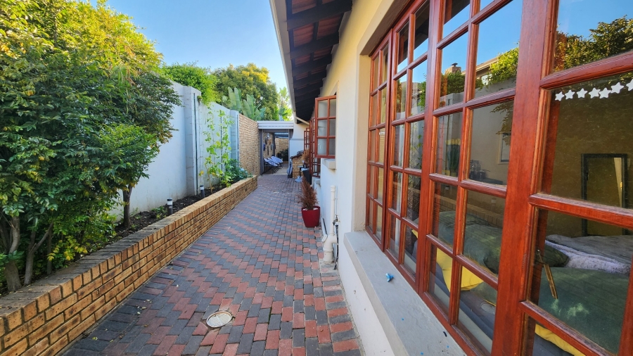To Let 5 Bedroom Property for Rent in Greenstone Hill Gauteng