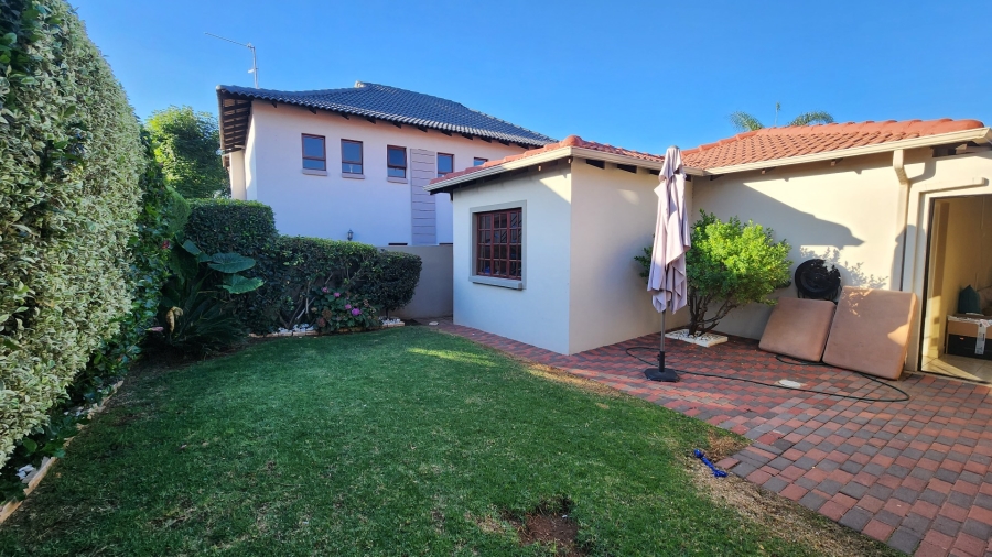 To Let 5 Bedroom Property for Rent in Greenstone Hill Gauteng