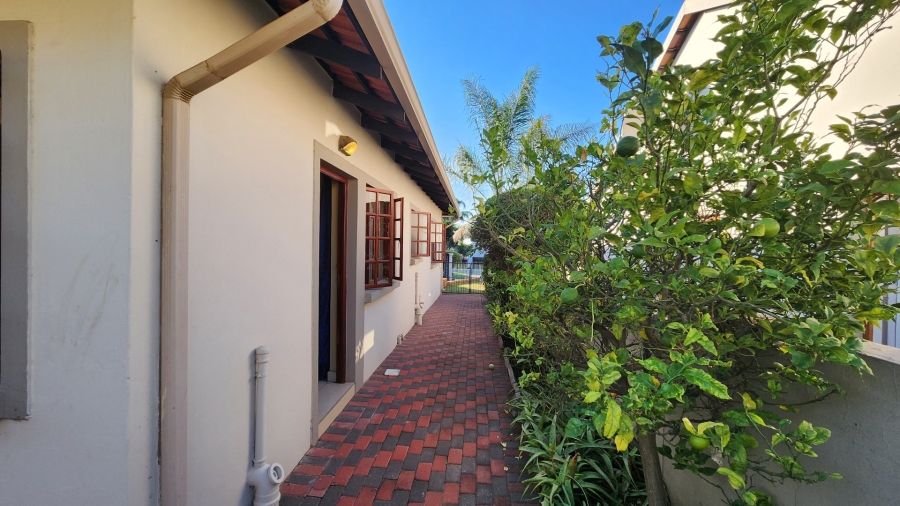 To Let 5 Bedroom Property for Rent in Greenstone Hill Gauteng