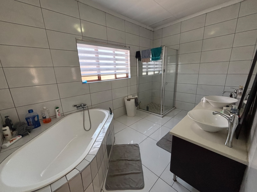 4 Bedroom Property for Sale in Helderwyk Gauteng