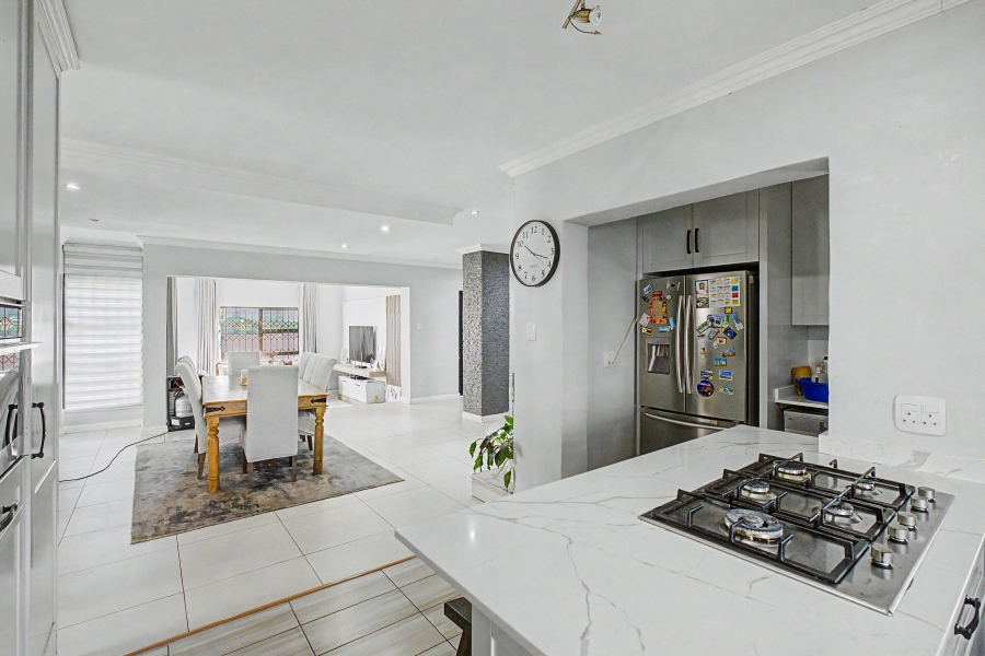 5 Bedroom Property for Sale in Beverley Gauteng