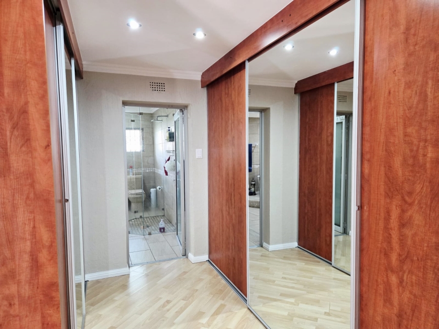 6 Bedroom Property for Sale in Three Rivers Proper Gauteng
