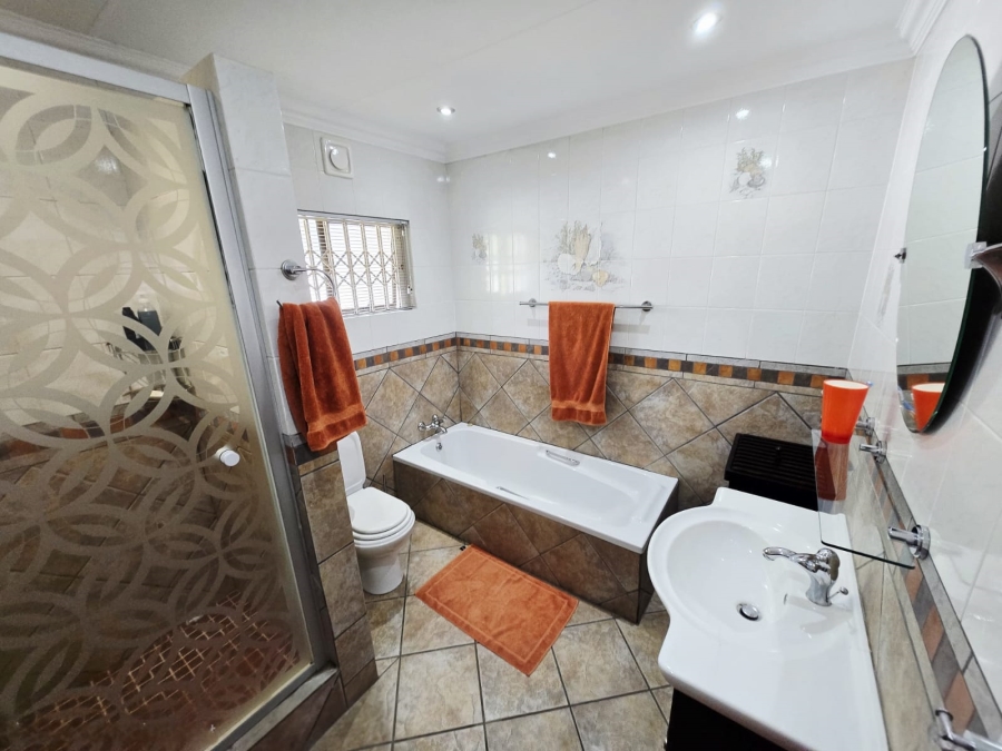 6 Bedroom Property for Sale in Three Rivers Proper Gauteng