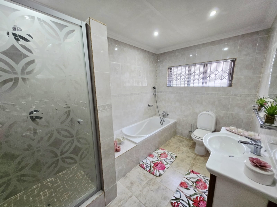 6 Bedroom Property for Sale in Three Rivers Proper Gauteng