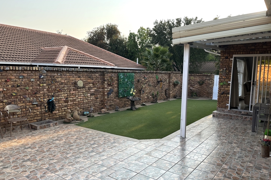 3 Bedroom Property for Sale in Faerie Glen Gauteng