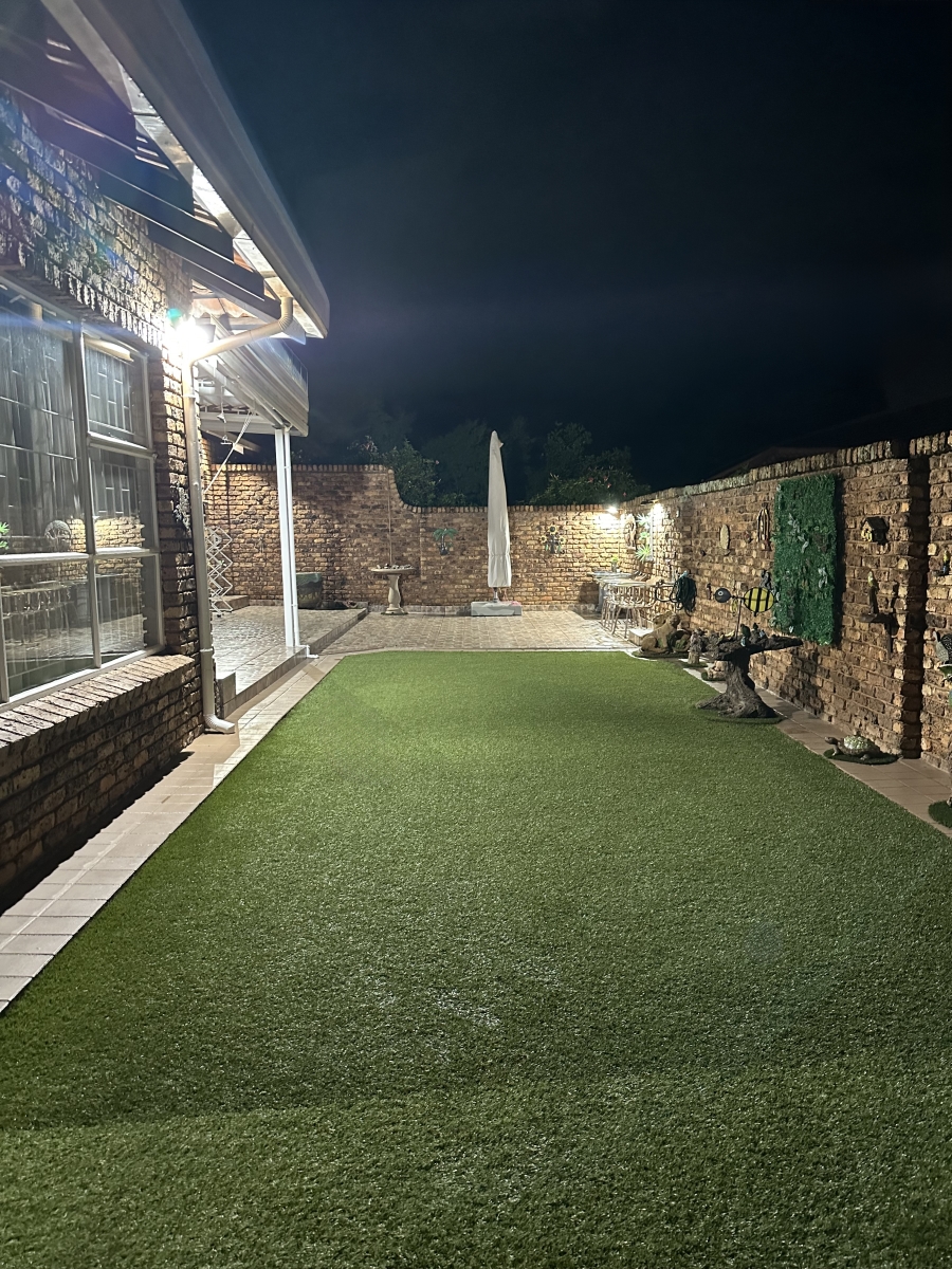 3 Bedroom Property for Sale in Faerie Glen Gauteng