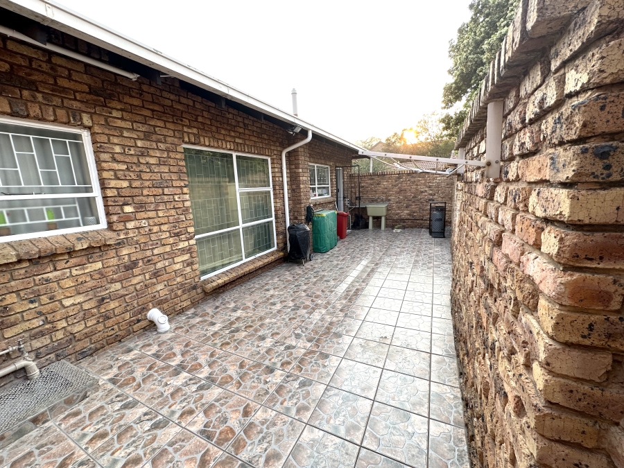 3 Bedroom Property for Sale in Faerie Glen Gauteng