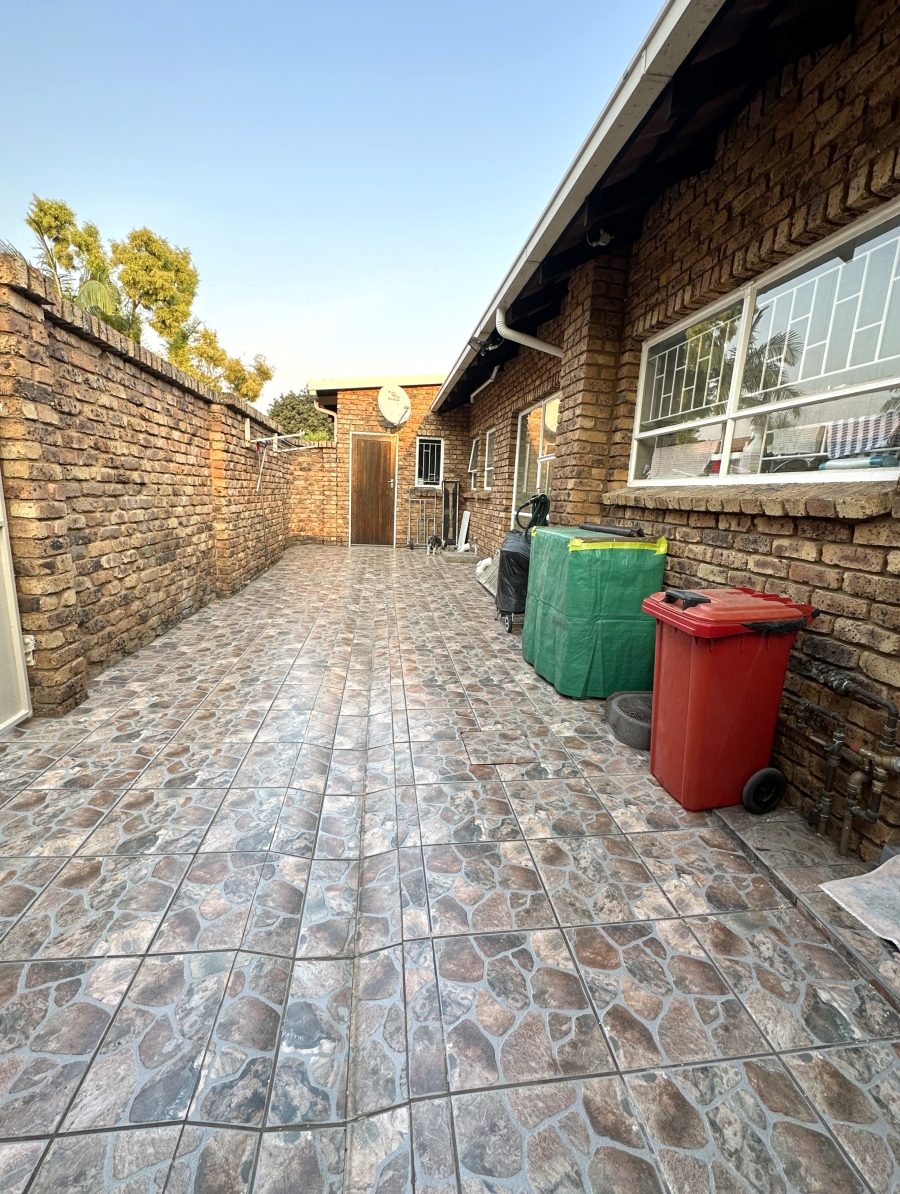 3 Bedroom Property for Sale in Faerie Glen Gauteng