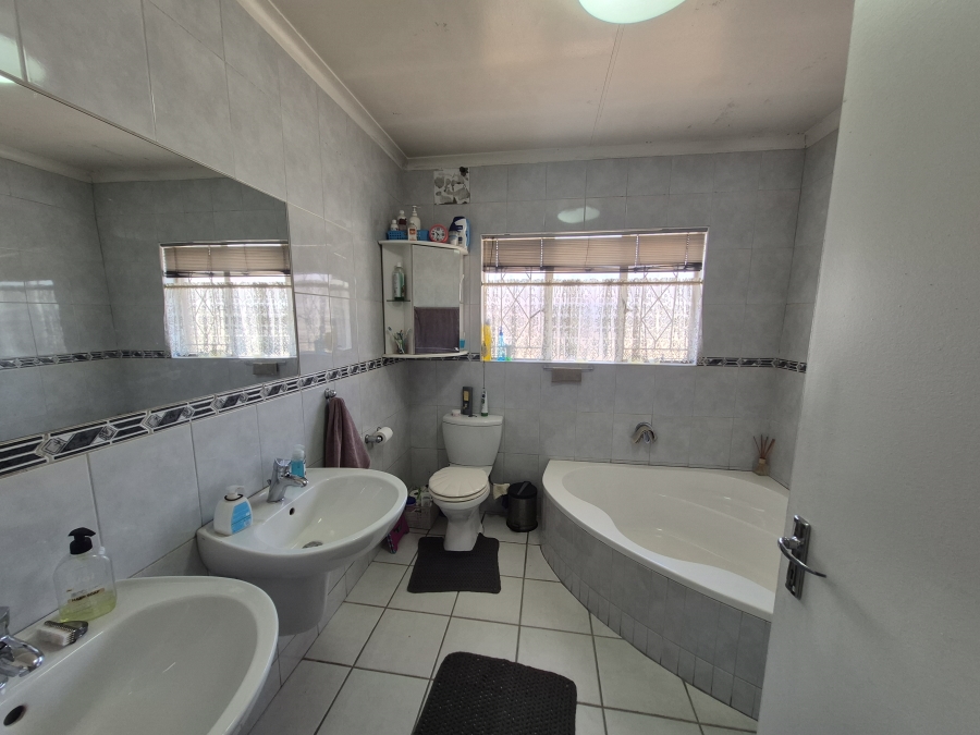 4 Bedroom Property for Sale in Brackendowns Gauteng
