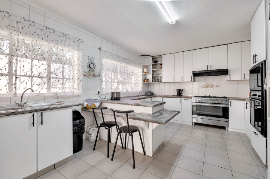 4 Bedroom Property for Sale in Gallo Manor Gauteng