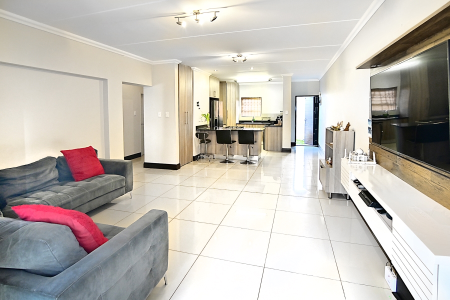 2 Bedroom Property for Sale in Crowthorne AH Gauteng