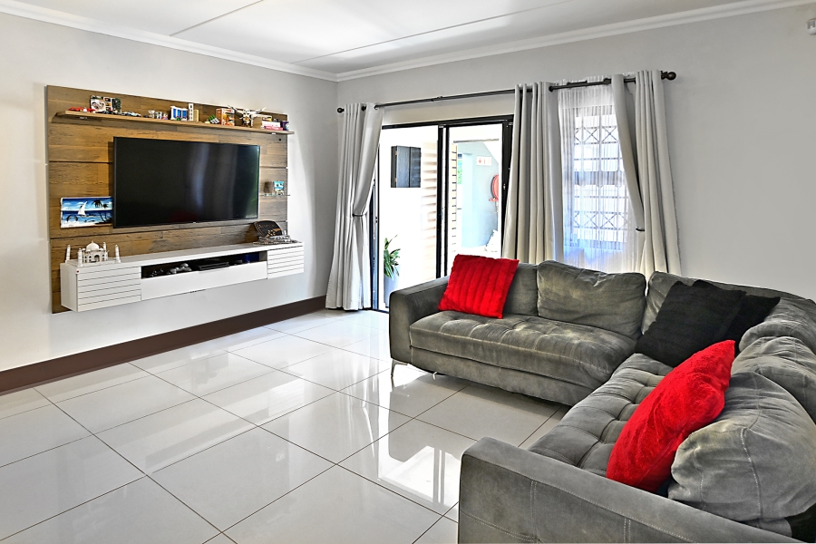 2 Bedroom Property for Sale in Crowthorne AH Gauteng