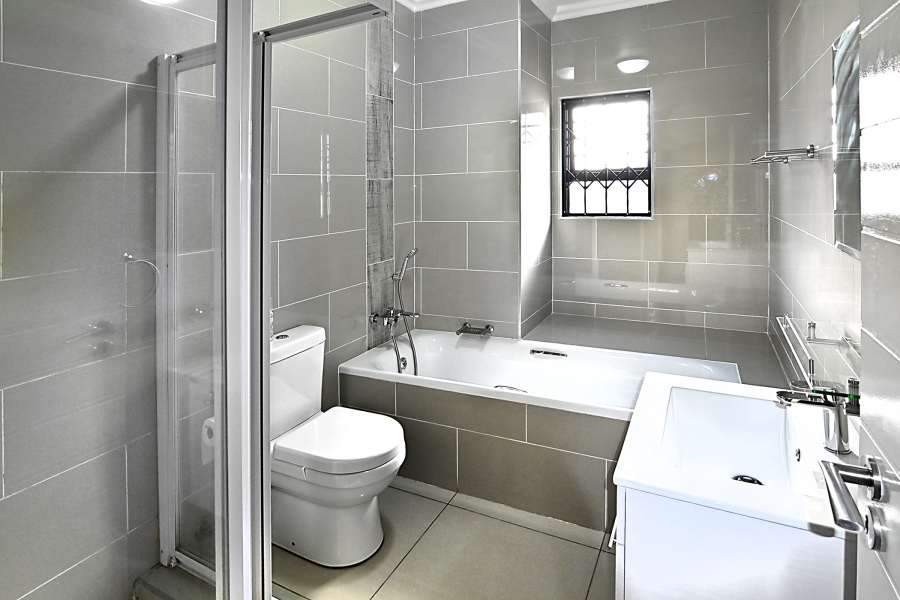 2 Bedroom Property for Sale in Crowthorne AH Gauteng