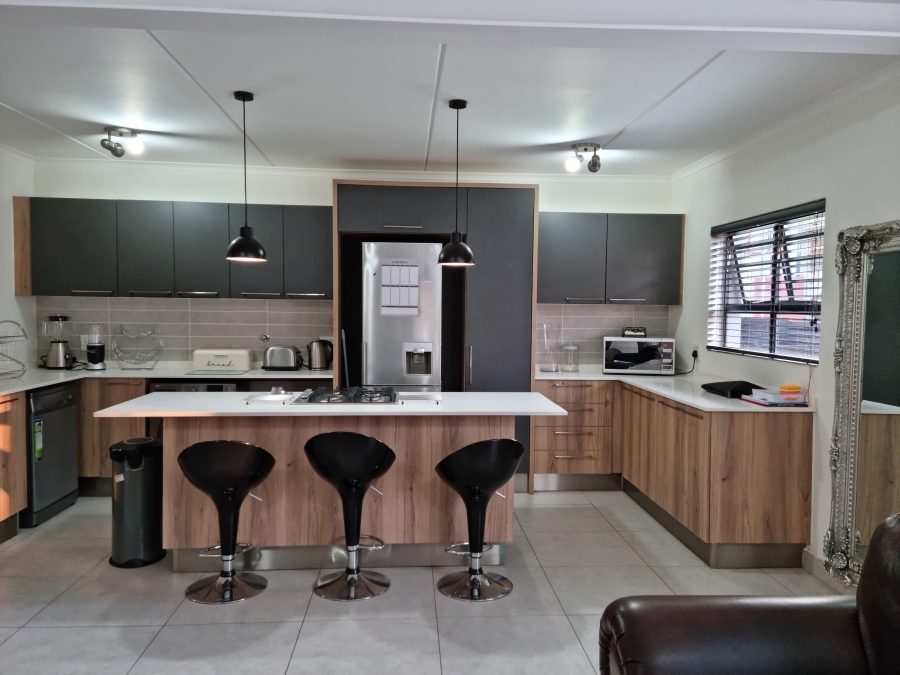To Let 3 Bedroom Property for Rent in Glen Marais Gauteng