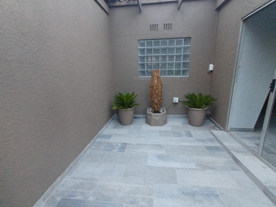 4 Bedroom Property for Sale in Flora Gardens Gauteng