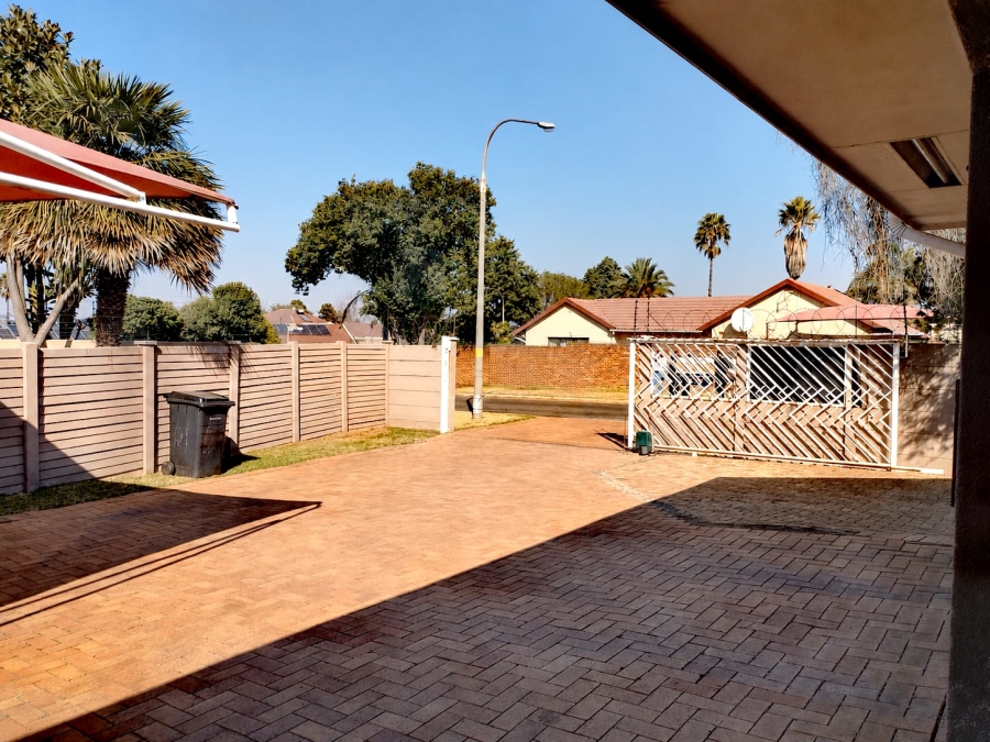 4 Bedroom Property for Sale in Brackendowns Gauteng