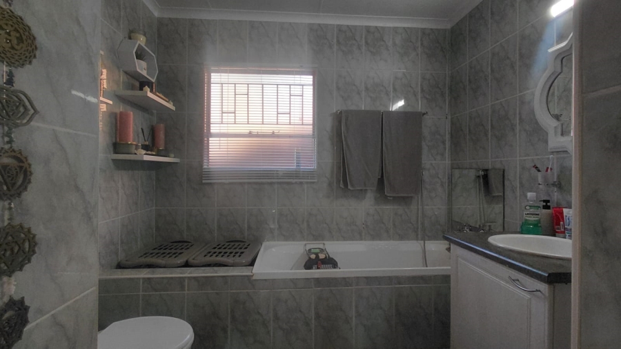 To Let 3 Bedroom Property for Rent in Wilro Park Gauteng