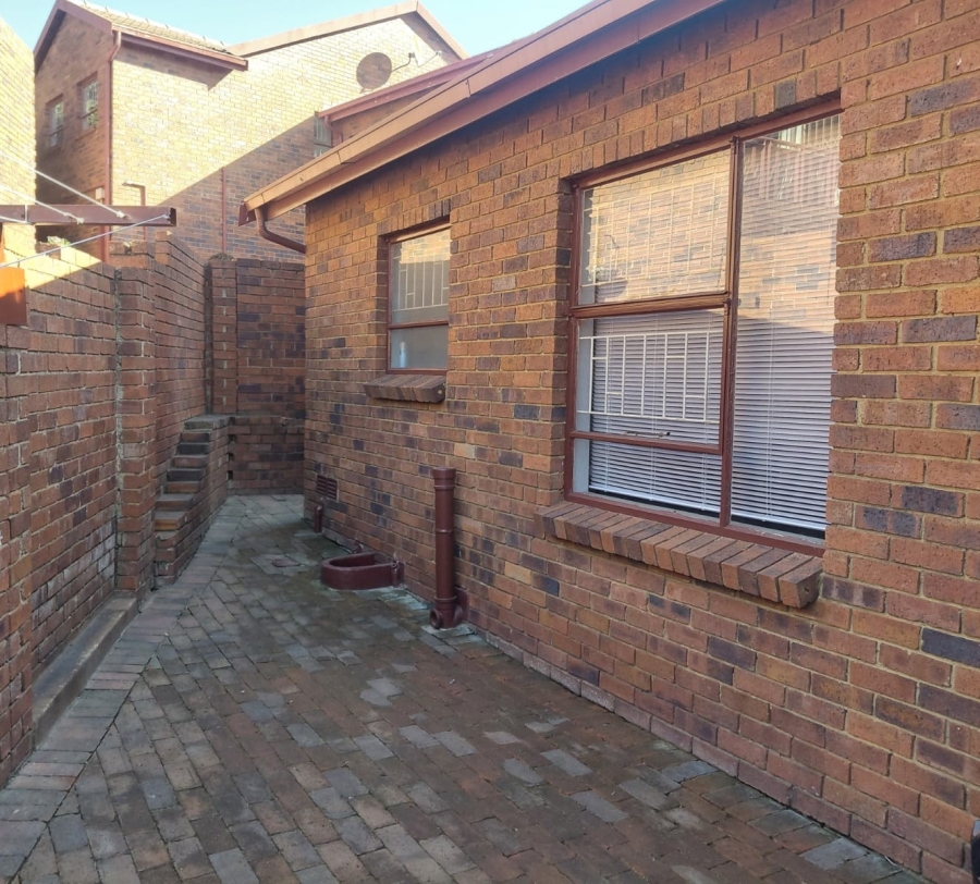 To Let 3 Bedroom Property for Rent in Wilro Park Gauteng