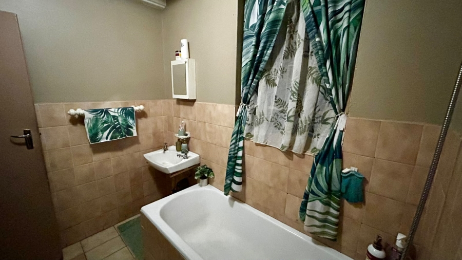 1 Bedroom Property for Sale in Waverley Gauteng