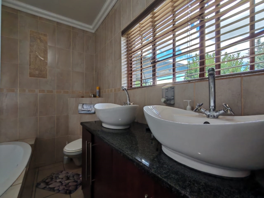 To Let 3 Bedroom Property for Rent in Unitas Park Gauteng