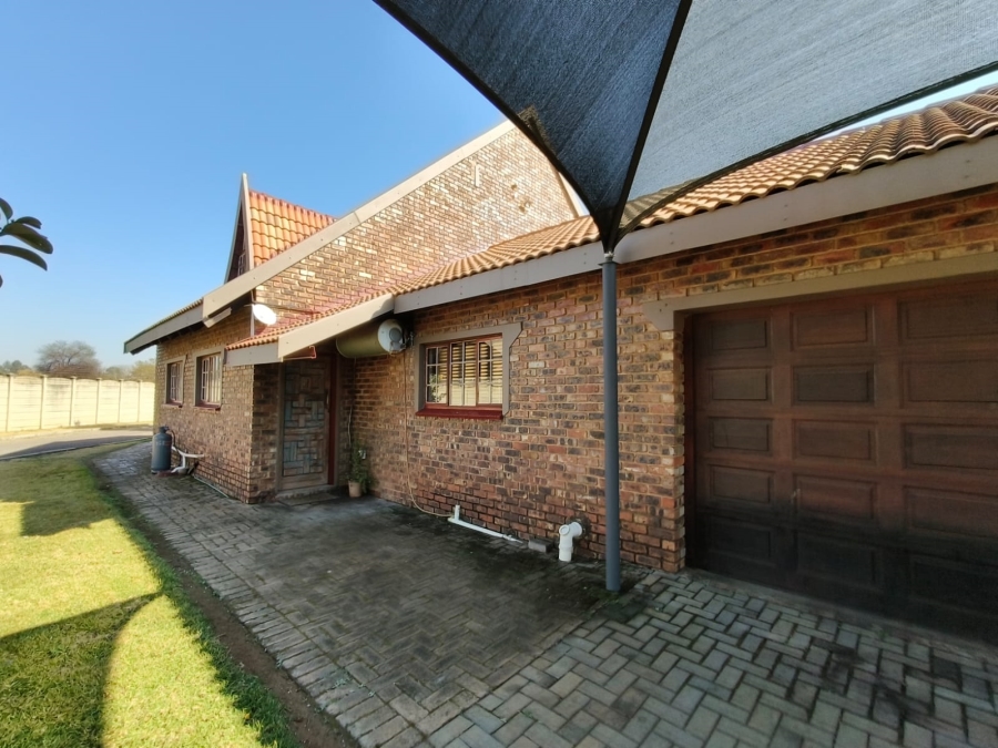 To Let 3 Bedroom Property for Rent in Unitas Park Gauteng
