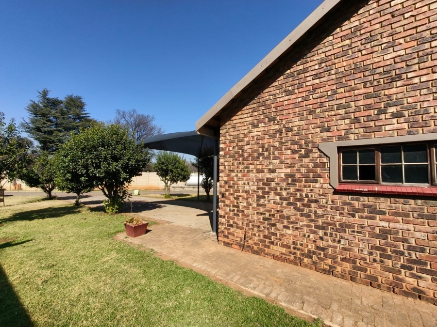 To Let 3 Bedroom Property for Rent in Unitas Park Gauteng