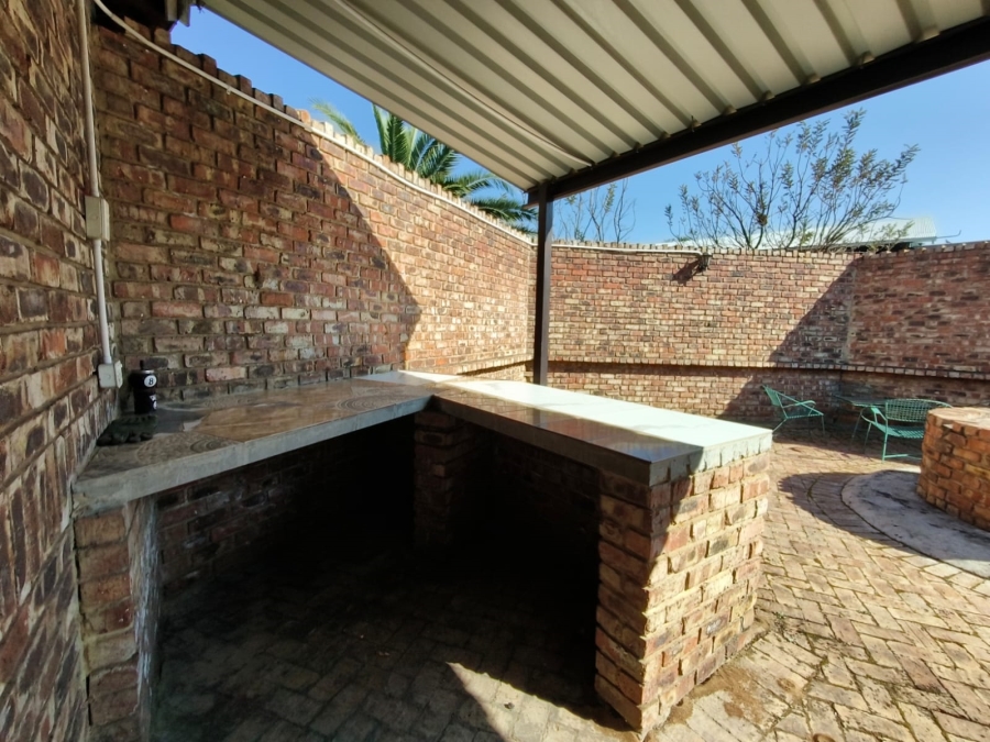 To Let 3 Bedroom Property for Rent in Unitas Park Gauteng