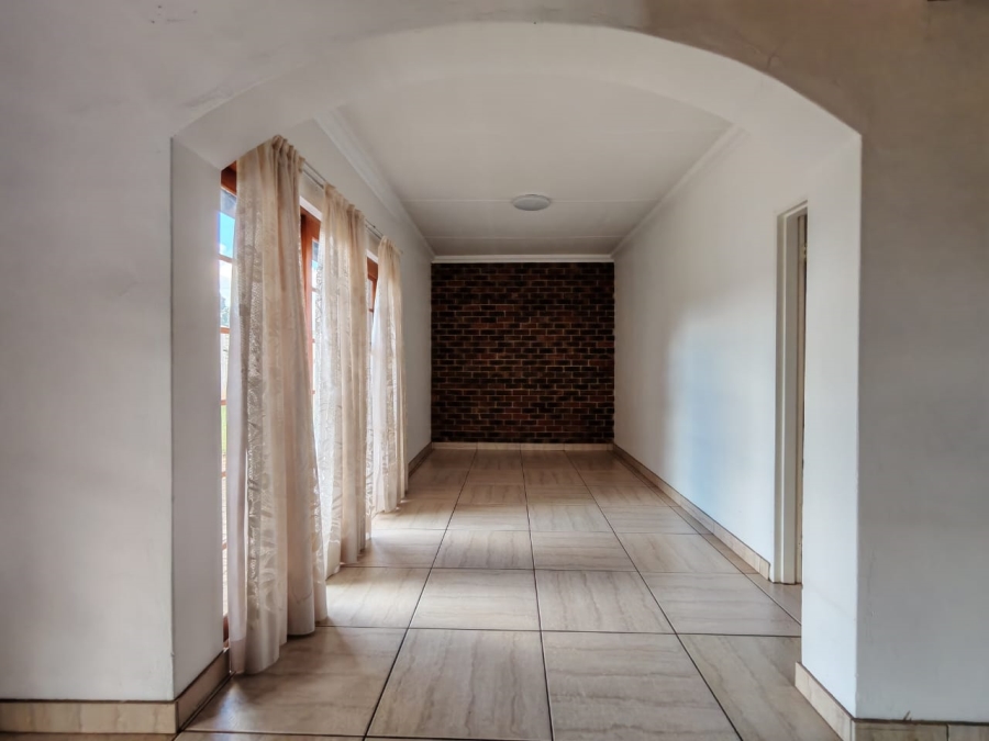 To Let 10 Bedroom Property for Rent in Unitas Park Gauteng