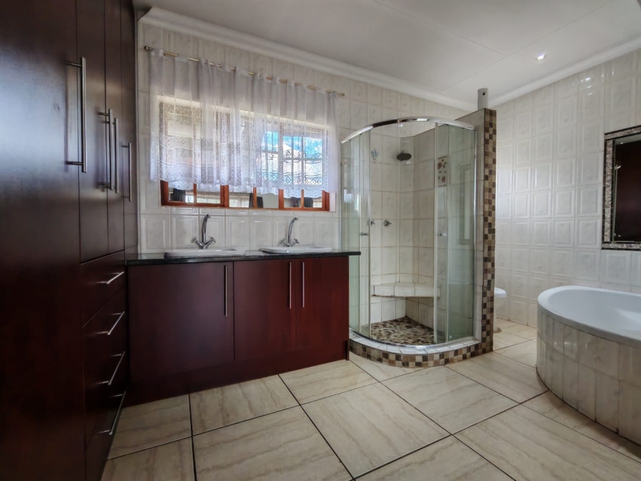 To Let 10 Bedroom Property for Rent in Unitas Park Gauteng