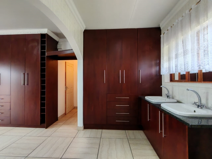 To Let 10 Bedroom Property for Rent in Unitas Park Gauteng
