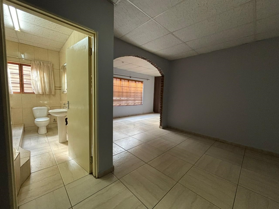 To Let 10 Bedroom Property for Rent in Unitas Park Gauteng
