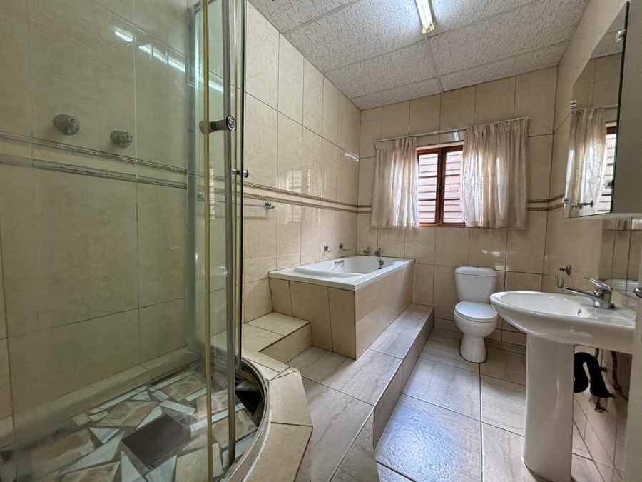 To Let 10 Bedroom Property for Rent in Unitas Park Gauteng