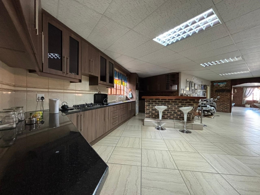 To Let 10 Bedroom Property for Rent in Unitas Park Gauteng