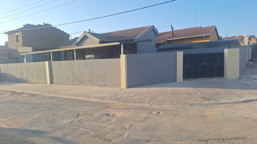 5 Bedroom Property for Sale in Ebony Park Gauteng