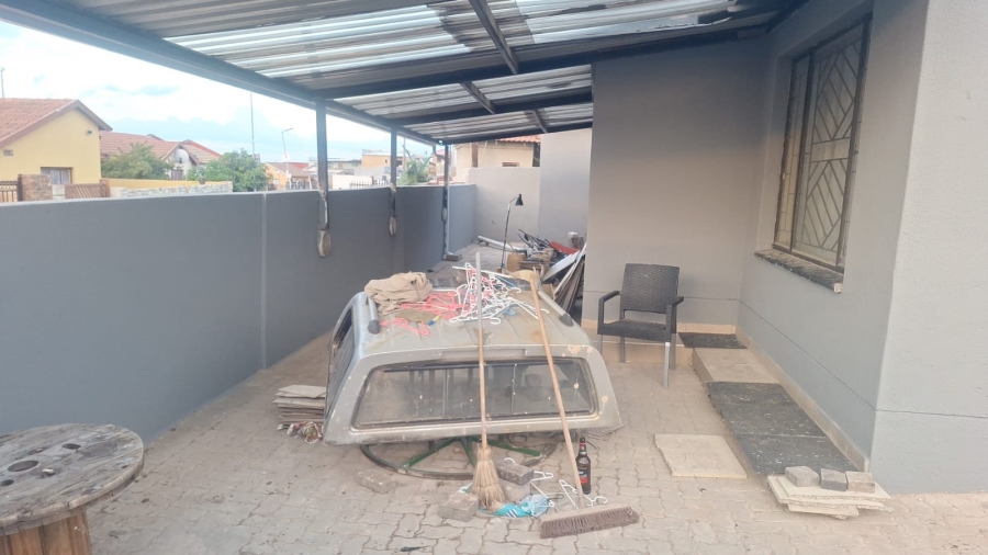 5 Bedroom Property for Sale in Ebony Park Gauteng