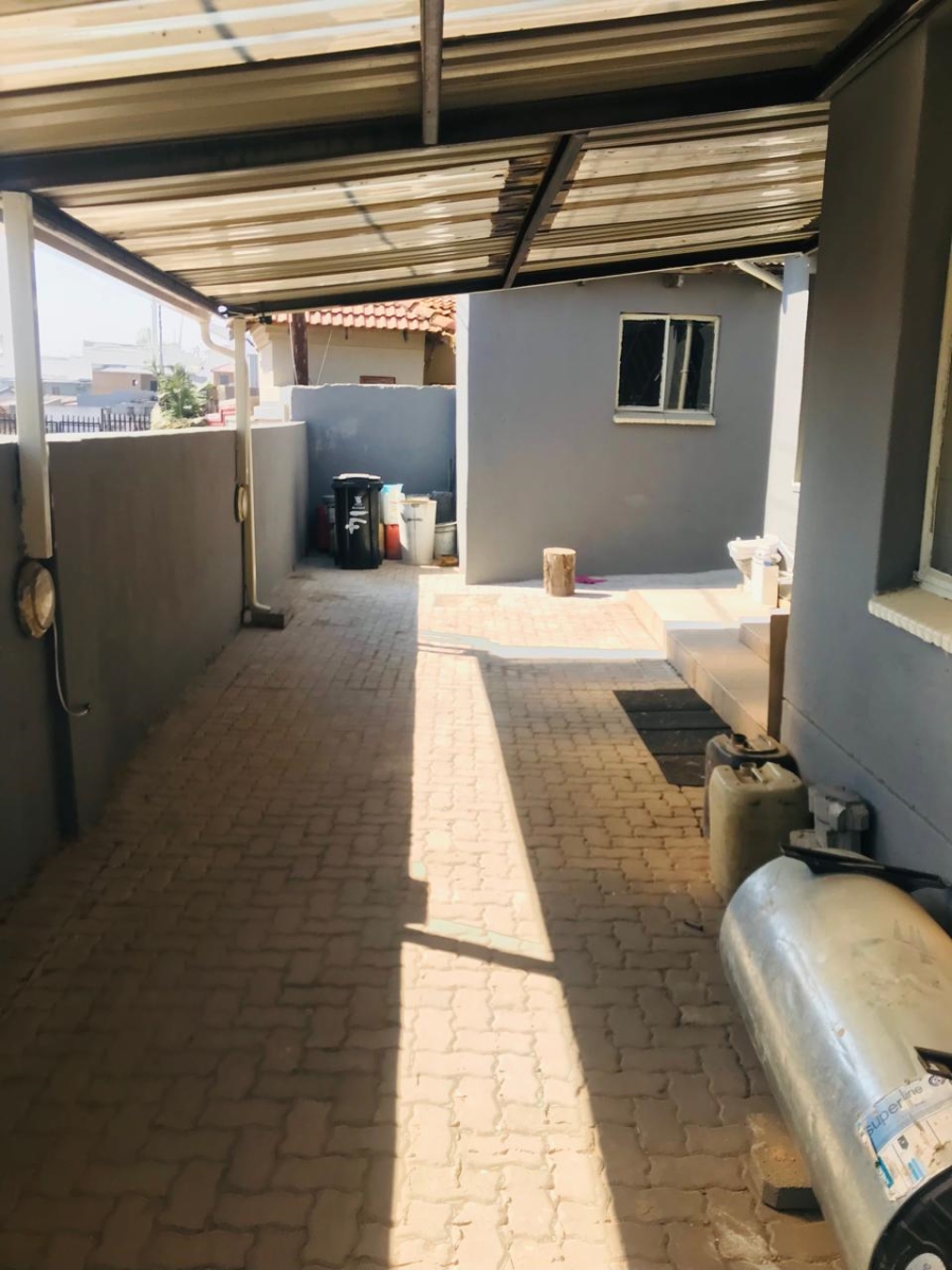 5 Bedroom Property for Sale in Ebony Park Gauteng