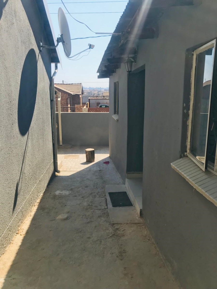5 Bedroom Property for Sale in Ebony Park Gauteng