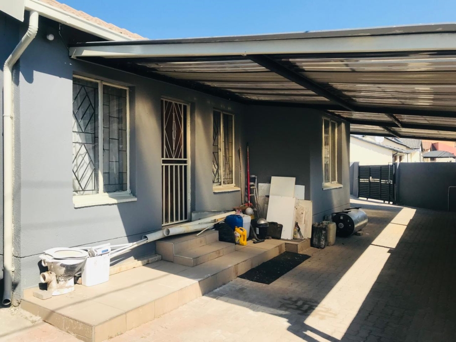 5 Bedroom Property for Sale in Ebony Park Gauteng