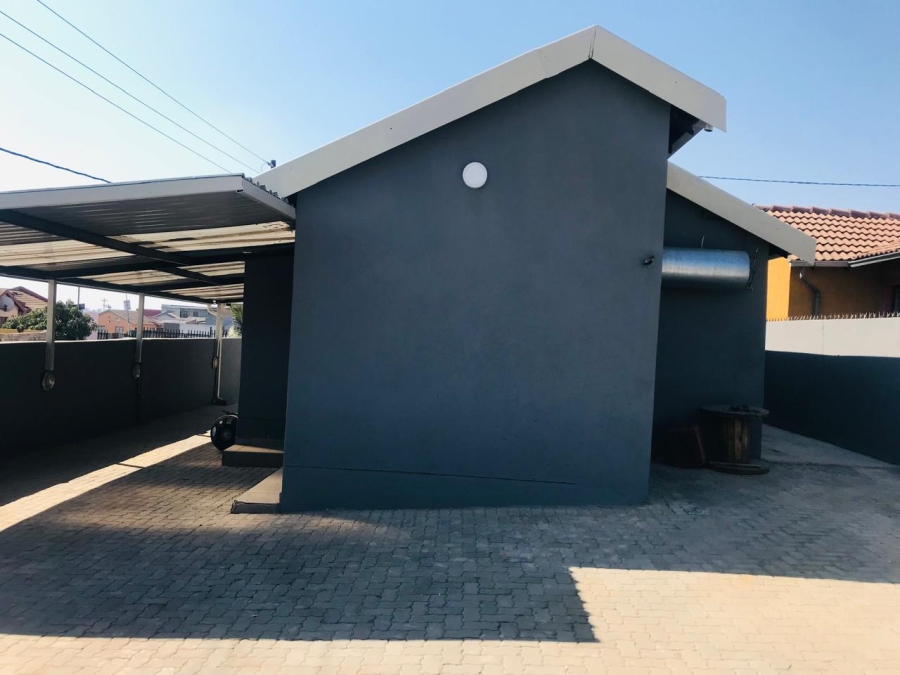 5 Bedroom Property for Sale in Ebony Park Gauteng