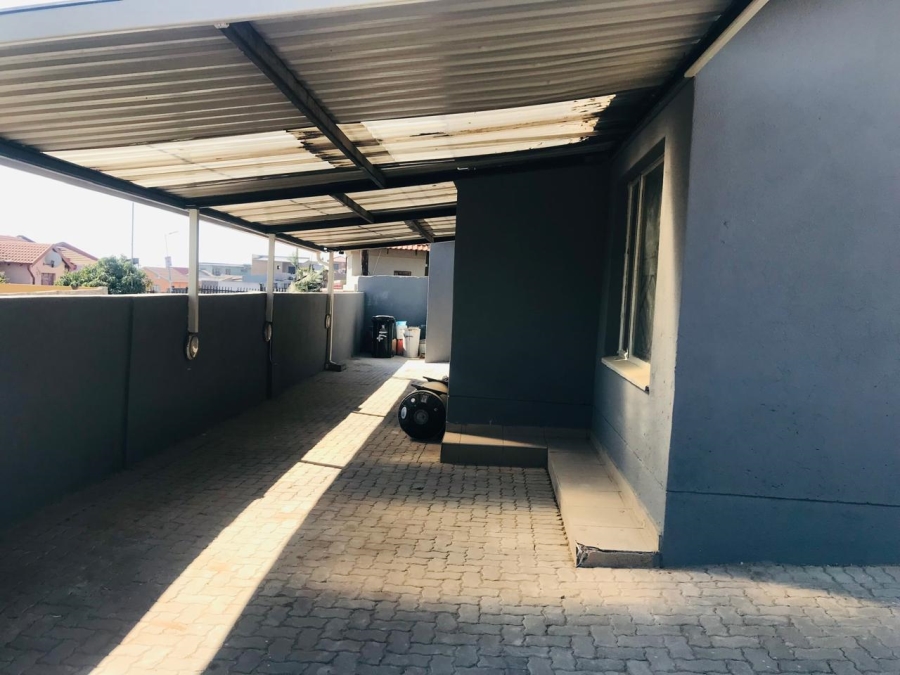 5 Bedroom Property for Sale in Ebony Park Gauteng