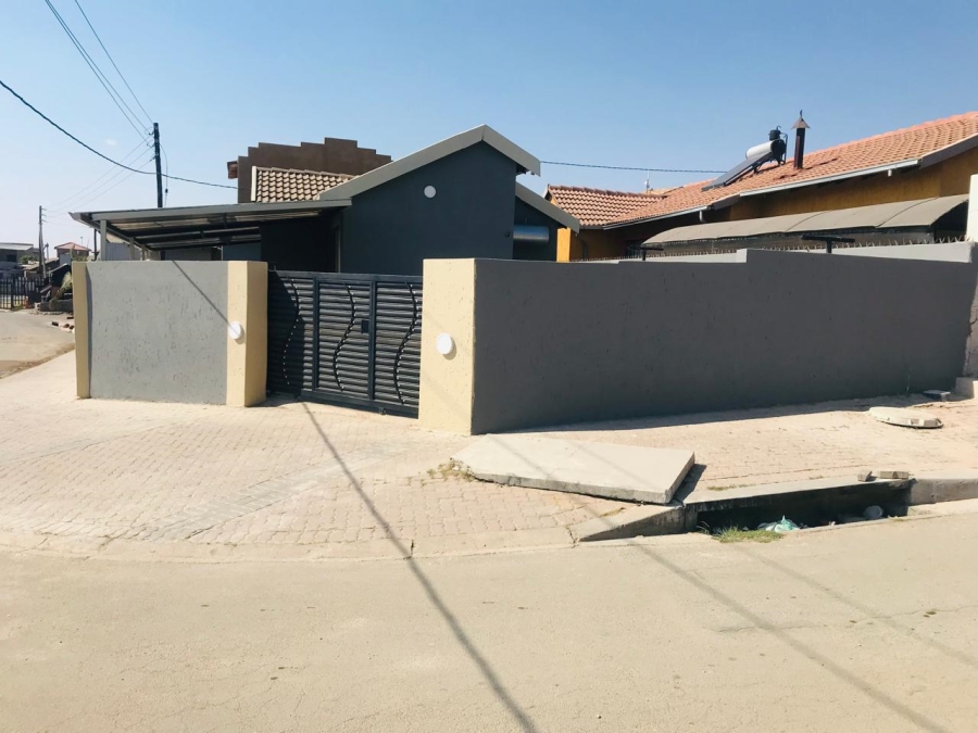 5 Bedroom Property for Sale in Ebony Park Gauteng