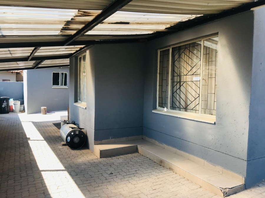 5 Bedroom Property for Sale in Ebony Park Gauteng