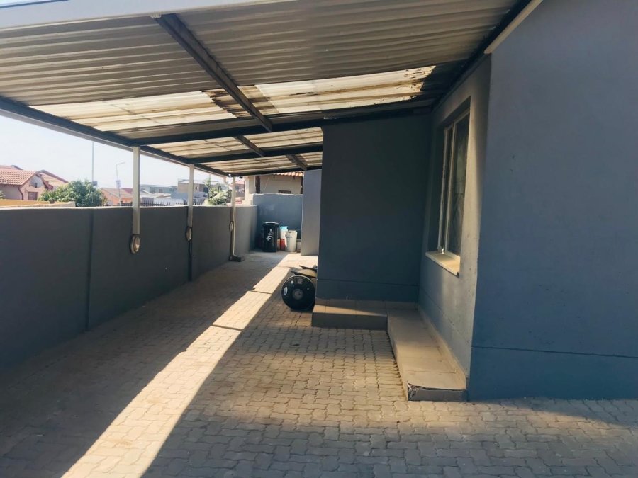 5 Bedroom Property for Sale in Ebony Park Gauteng